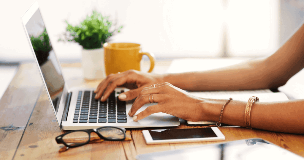 自宅で仕事をするSEOライター